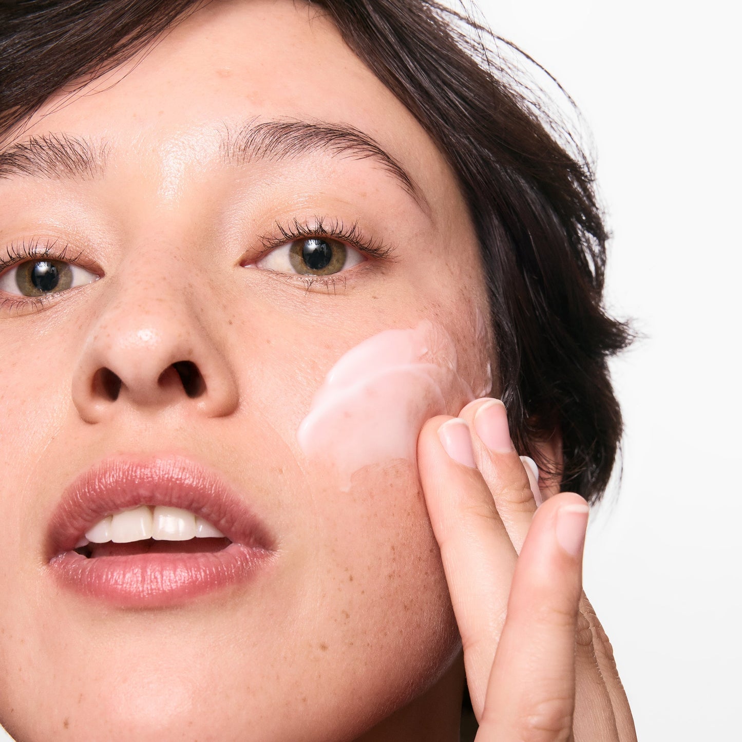 hydrating-cleanser-and-oil-free-moisturizer-duo-r2 01_LYDIA_12_APPLICATION_OMEGA_SUPERSIZE_036_1_8483aad9-c9a3-46f0-b735-539c739306ac.jpg